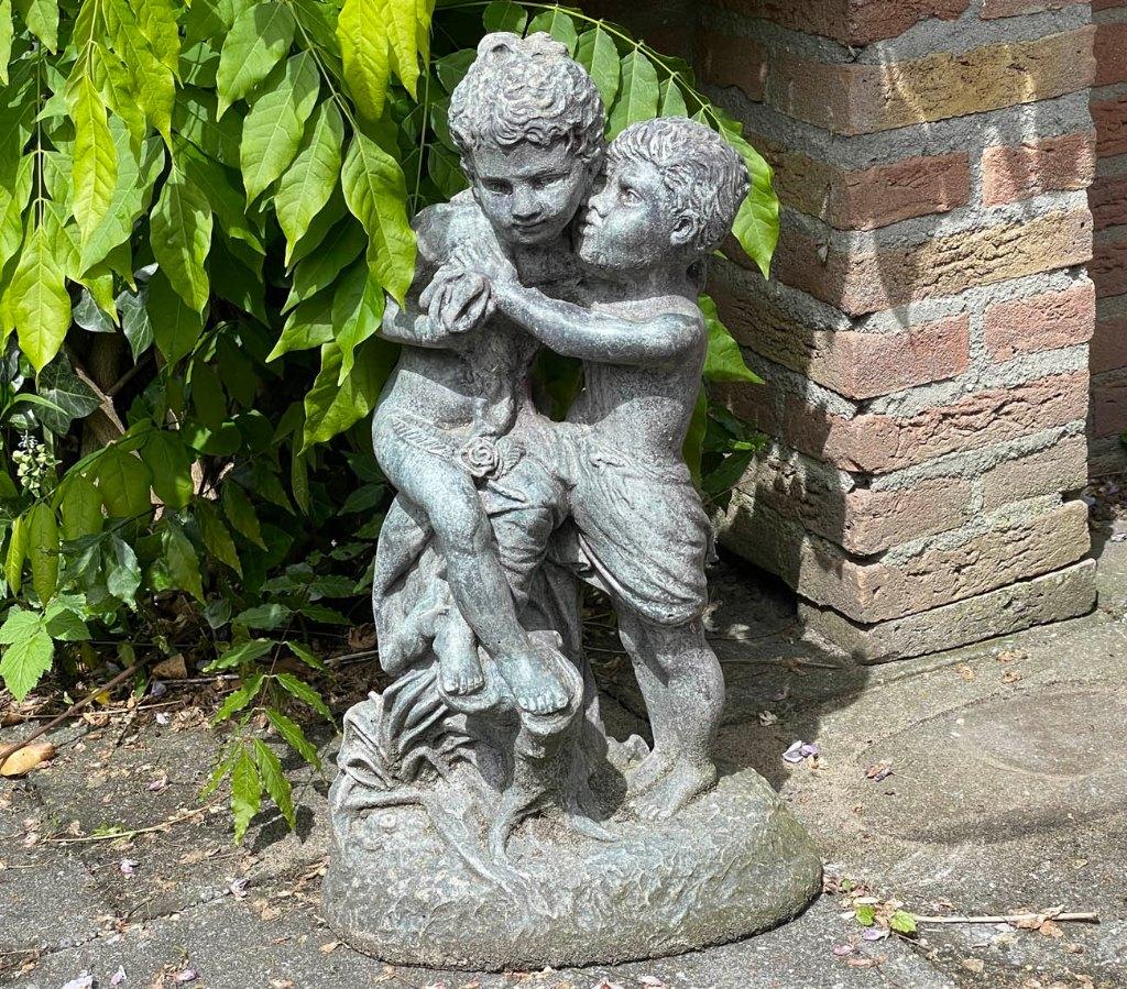Heel Zwaar Tuinbeeld van 2 Spelende Kinderen, Tuin en Terras, Steen, Deoudemispel, Zo goed als nieuw, Mensenbeeld