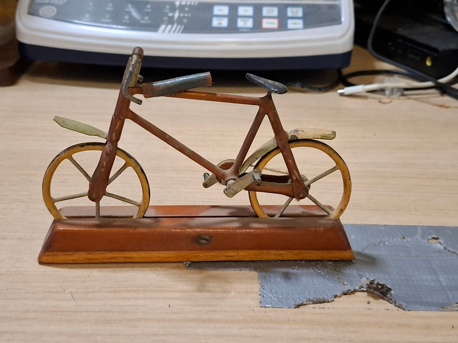 Vintage houten fiets miniatuur op standaard, Ophalen of Verzenden