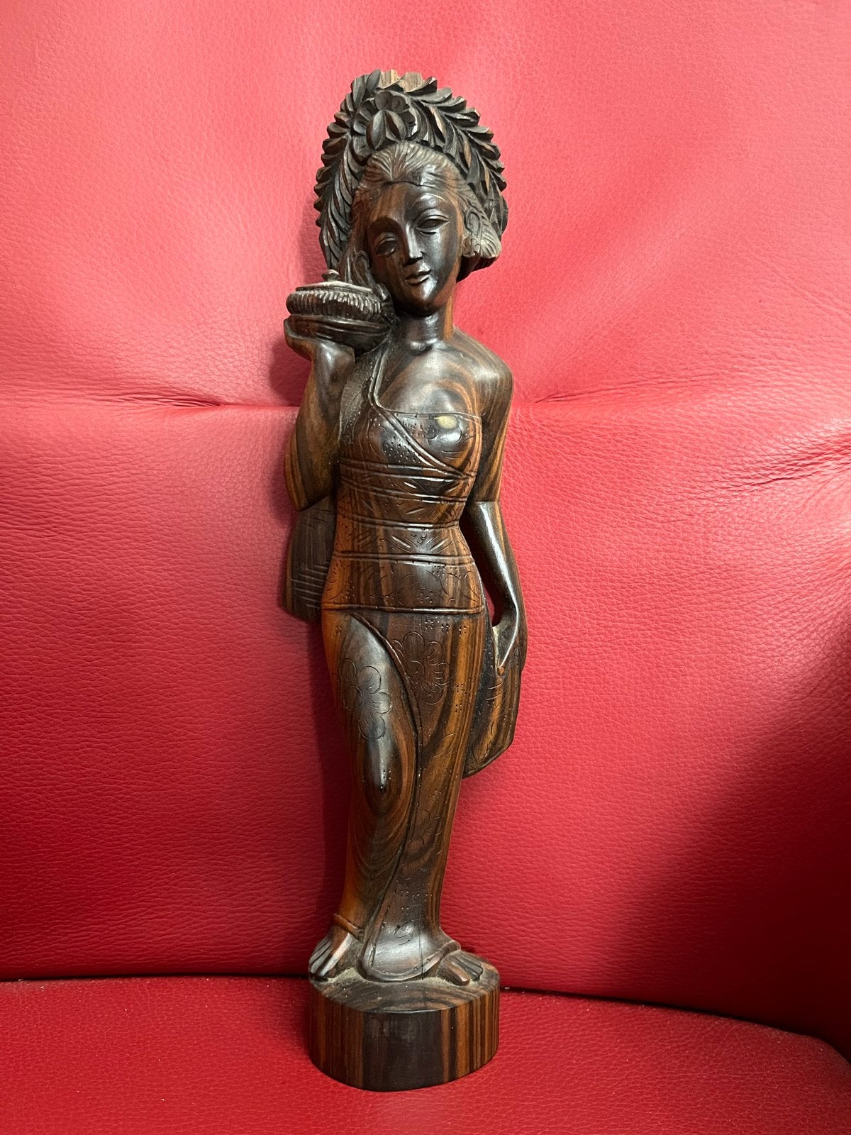 Houten beeld van een vrouw met mand - Aziatische stijl, Ophalen of Verzenden, Handgemaakt, 20 - 50 cm, Beeld
