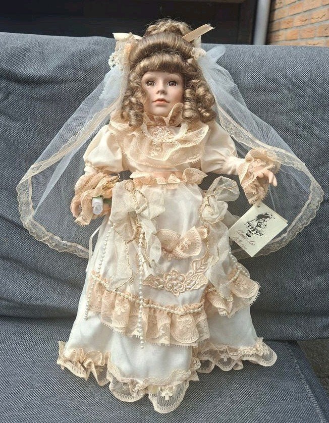Prachtige porseleinen verzamelpop - Classic Art Collection, Verzamelen, Poppen, Ophalen of Verzenden, Zo goed als nieuw, Pop