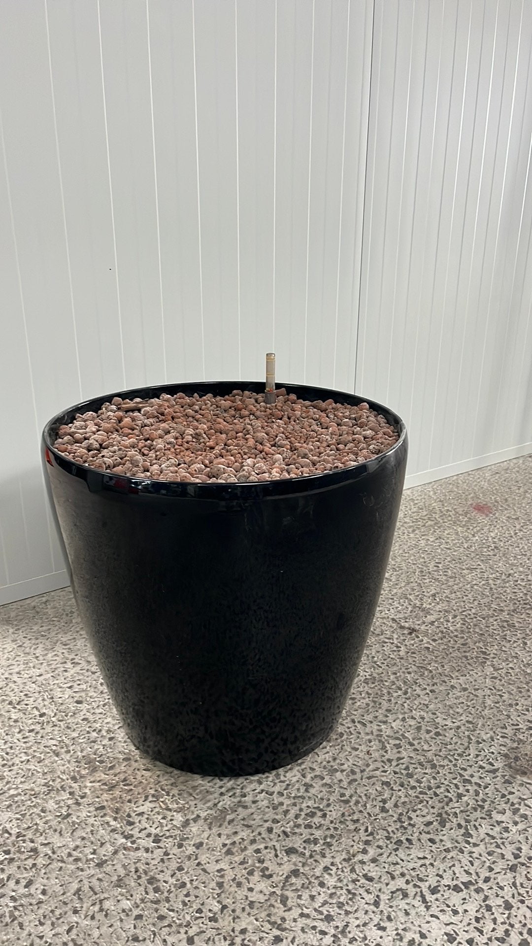 Zwarte bloempot met korrels, Tuin en Terras, Kunststof, Gebruikt, 40 cm of meer, Rond