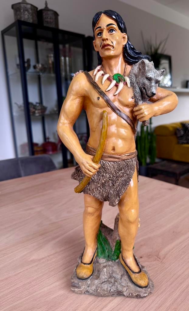 Decoratief Beeld Inheemse Jager met Wolf – 43 cm – Topstaat, Ophalen of Verzenden, Zo goed als nieuw, Dier