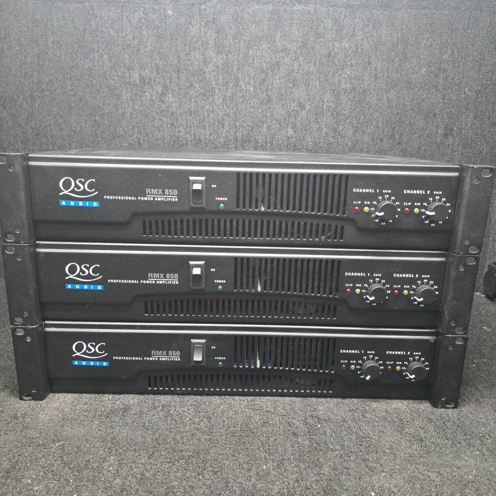 QSC RMX850 versterker 2 x 300 watt met crossover functie, Ophalen of Verzenden, Subwoofer, Overige merken