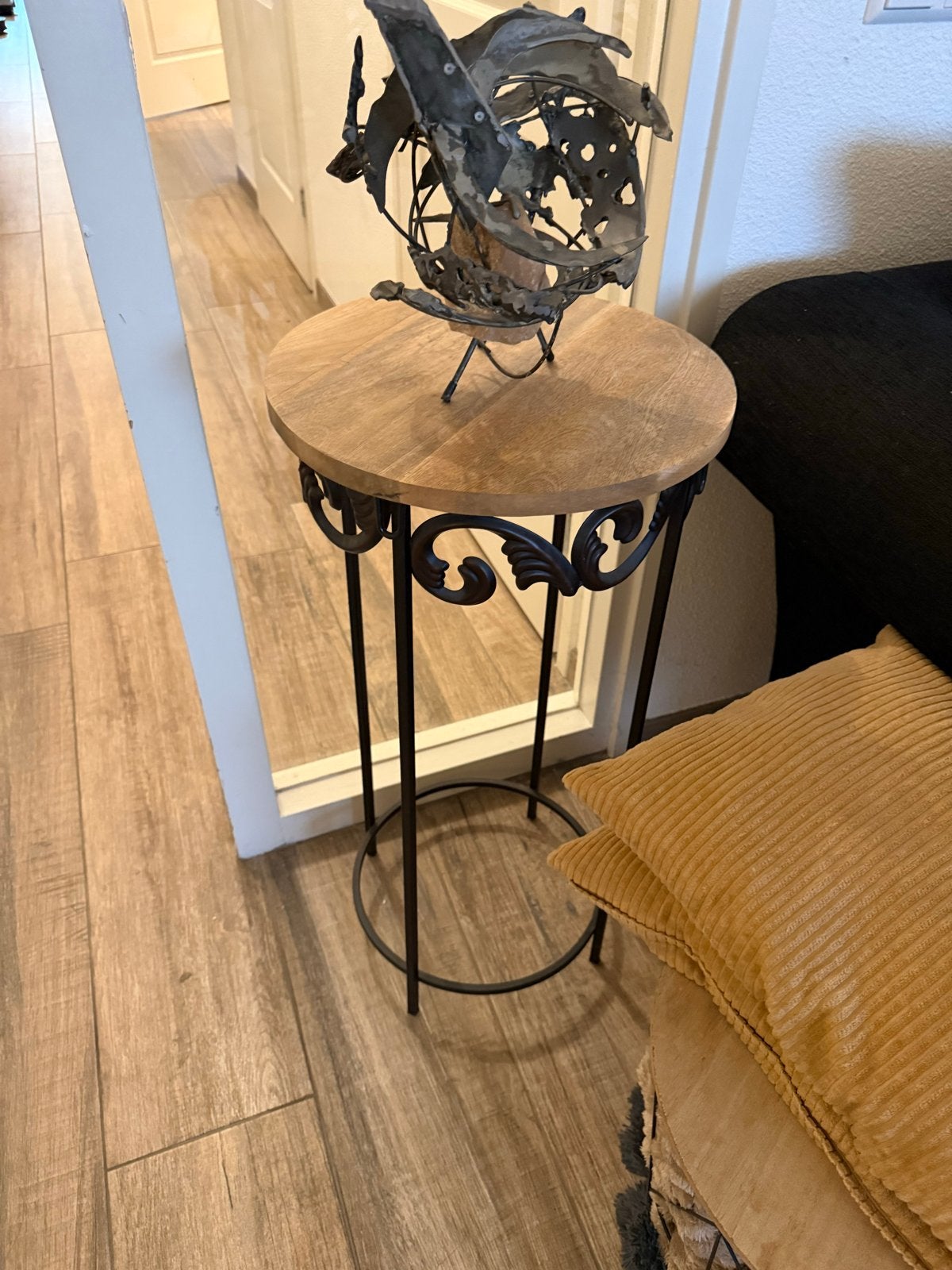 Bijzettafel met houten blad en metalen onderstel, Ophalen, Minder dan 55 cm, Rond, Zo goed als nieuw