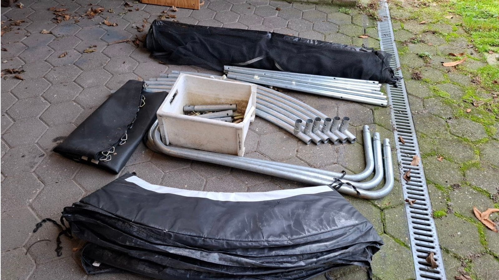 Trampoline 2,40 goede staat, net + trapje, incl. toebehoren, Ophalen, Gebruikt
