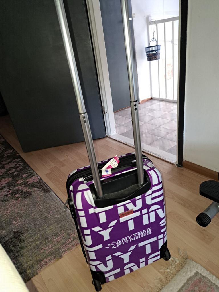 Paarse Anytime Fitness Koffer - Handbagage, Minder dan 35 cm, Ophalen of Verzenden, Zo goed als nieuw, Wieltjes