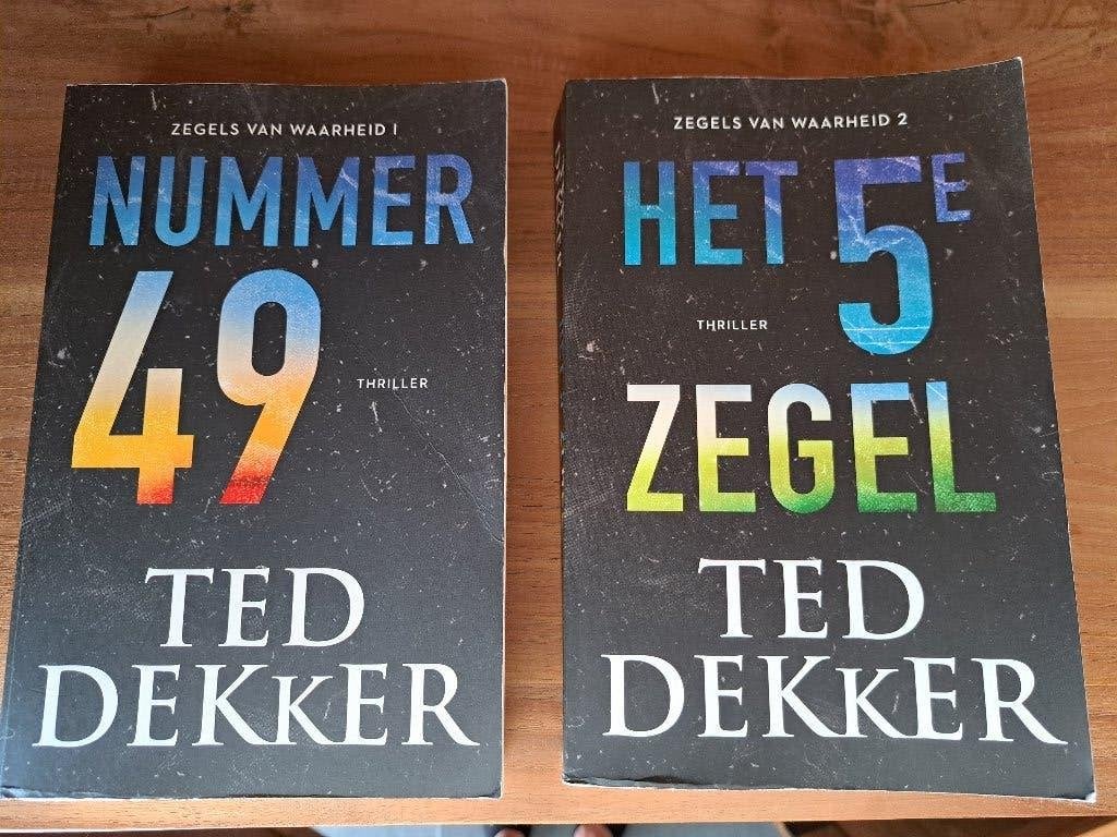 Ted dekker - nummer 49 en het 5e zegel, Ophalen of Verzenden, Gelezen
