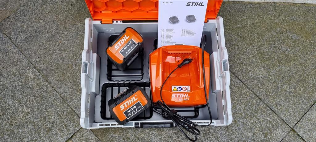 Stihl Accu Set: 2x AP300 Accu's en AL301 Lader, Ophalen, Zo goed als nieuw