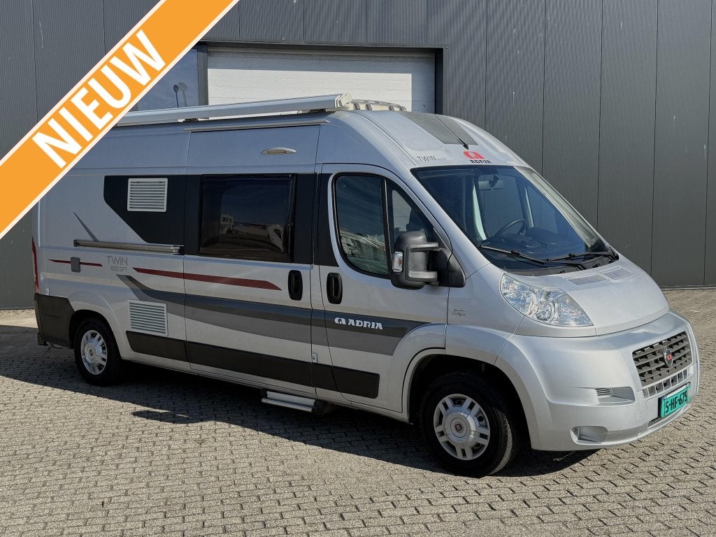 Adria Twin 600 SPT, Dwarsbed, Cruise, Lage KM stand, Luifel, Ringverwarming, Fiat, Bedrijf