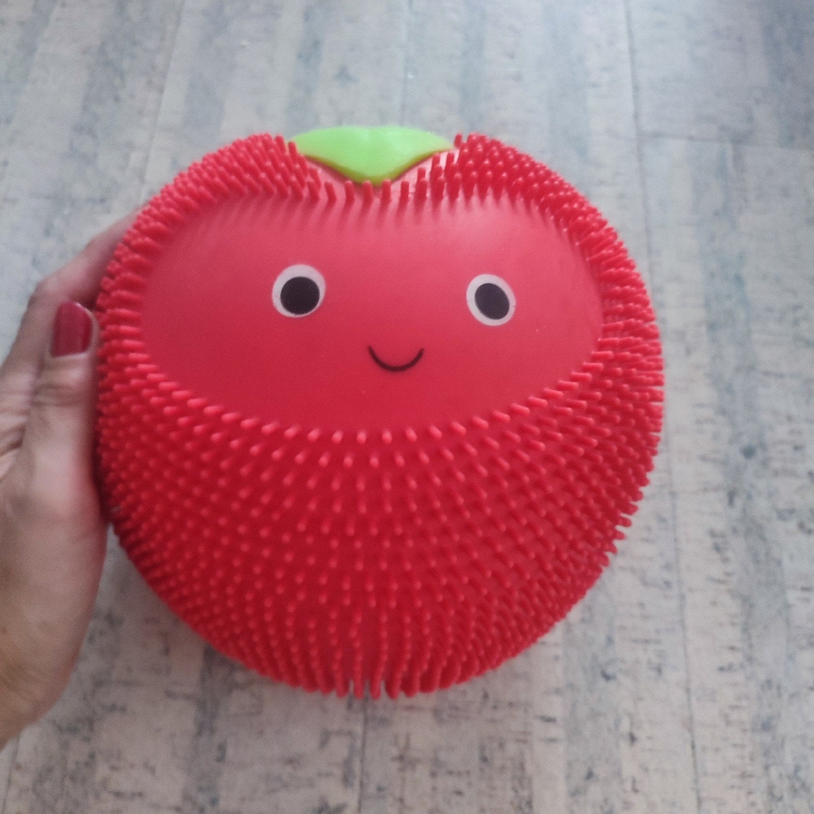 Opblaasbal Squish bal 20 cm squishy puffer aardbei Ruby toys, Ophalen of Verzenden, Zo goed als nieuw