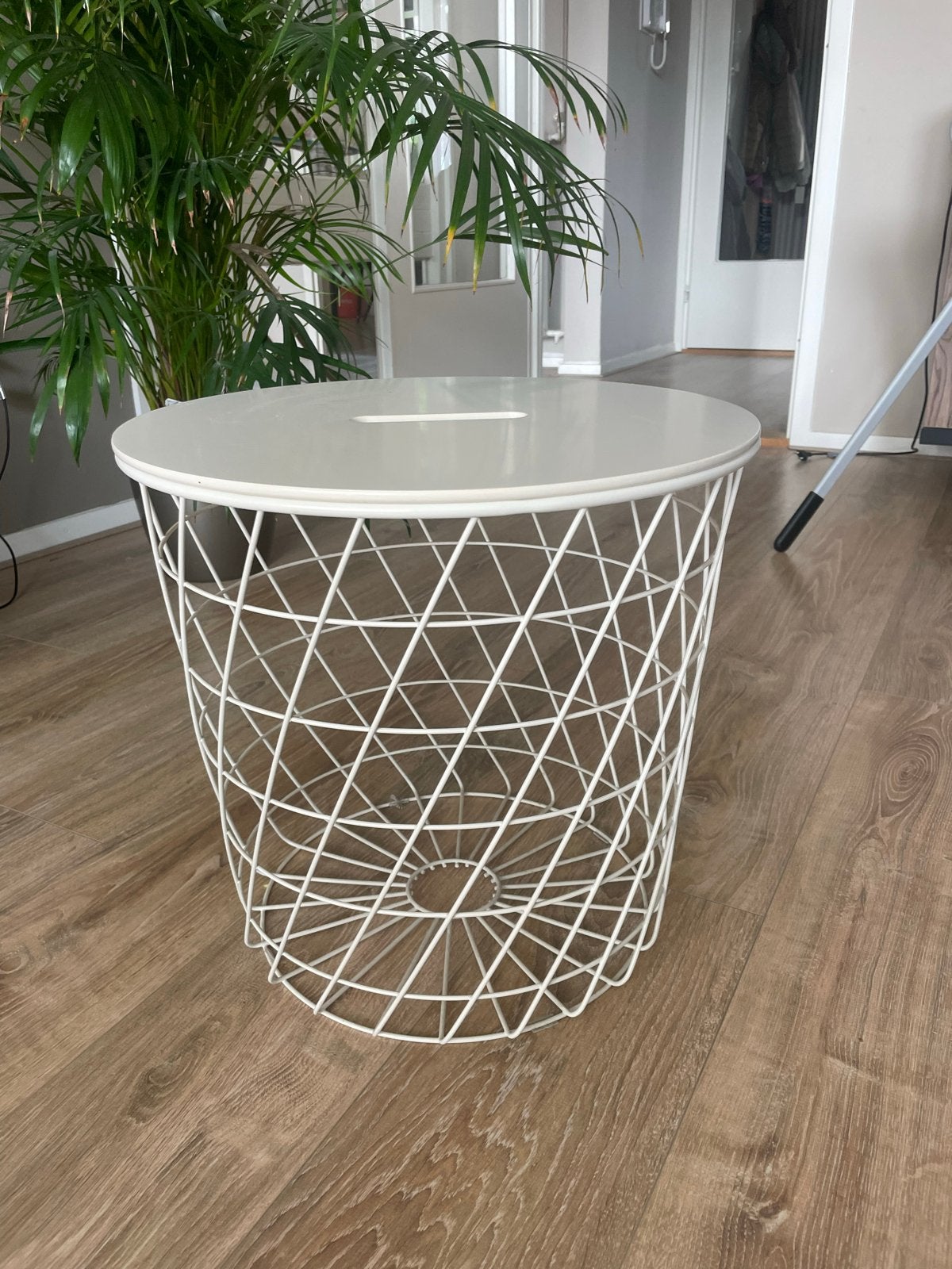 IKEA KVISTBRO Salontafel/Opbergmand - Wit, Zo goed als nieuw, Metaal of Aluminium, Rond, 55 tot 75 cm, Zo goed als nieuw