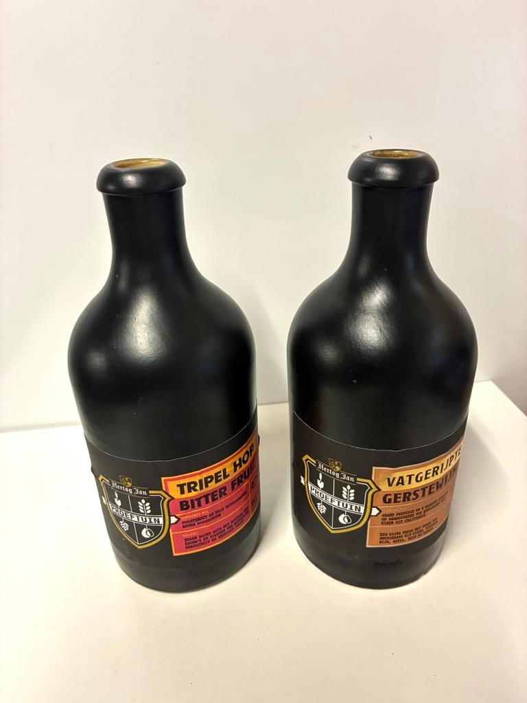 Twee prachtige Hertog Jan kruiken Proef tuin, Verzamelen, Biermerken, Ophalen of Verzenden, Zo goed als nieuw, Flesje(s), Hertog Jan