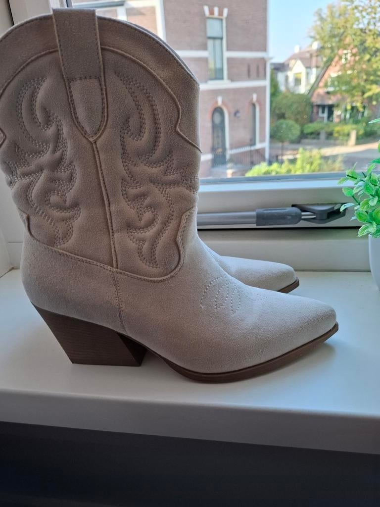 Lichtbeige cowboylaarzen, Kleding | Dames, Schoenen, Ophalen of Verzenden, Zo goed als nieuw, Beige, Hoge laarzen