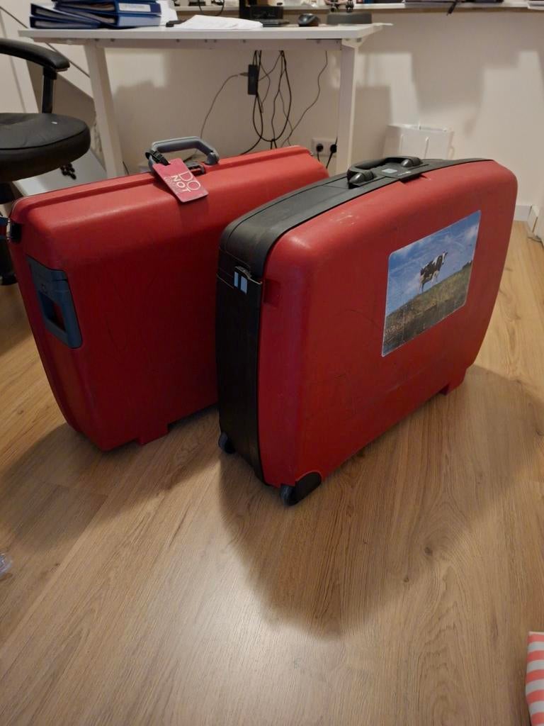 2x Delsey Koffers Rood - Hardcase met Wieltjes, Sieraden, Tassen en Uiterlijk, Koffers, Wieltjes, Gebruikt, Hard kunststof, Ophalen of Verzenden