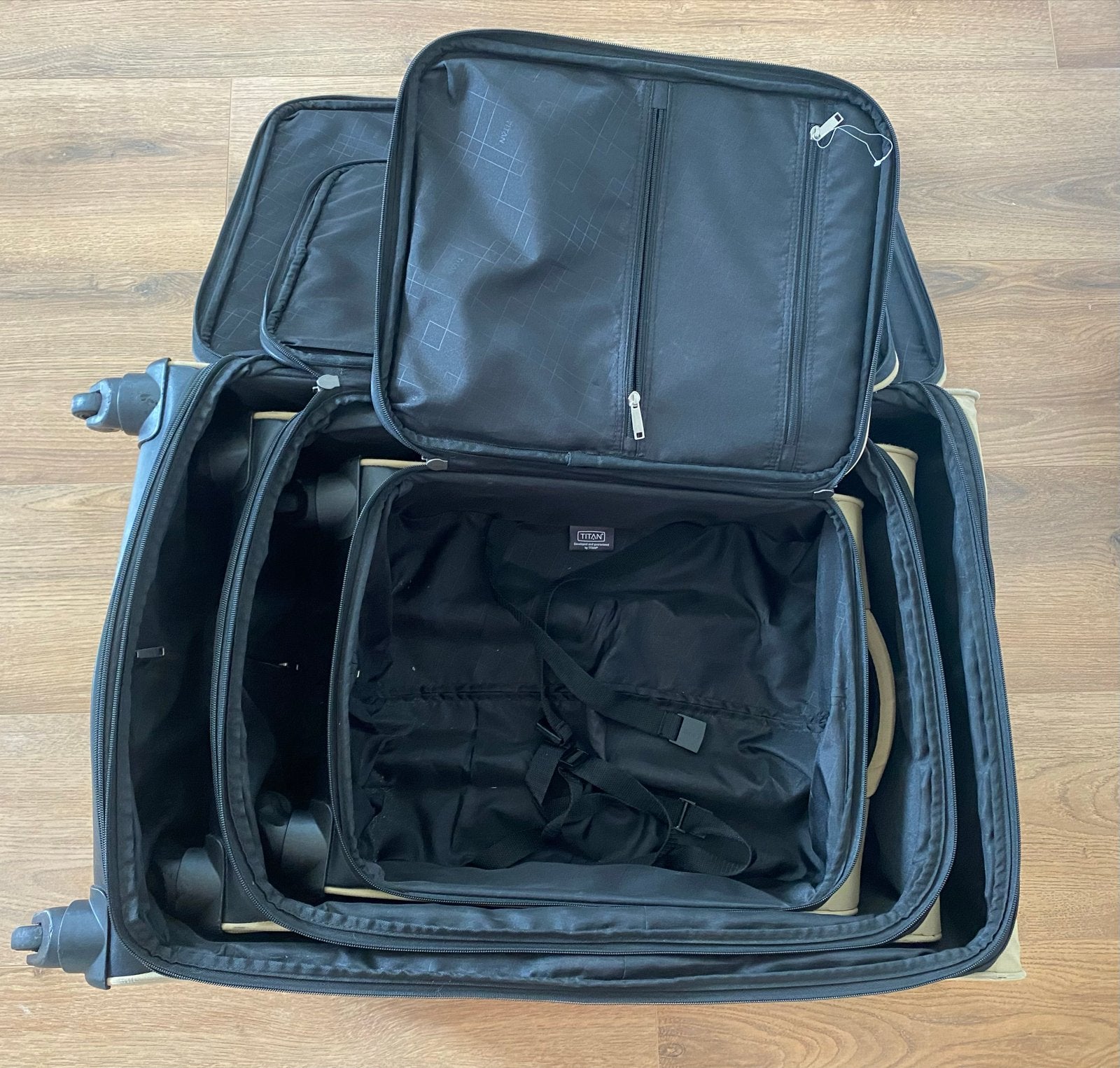 Titan reiskoffer met wieltjes en uitschuifbare handgreep, 40 tot 60 cm, Gebruikt, 20 tot 30 cm, Beige