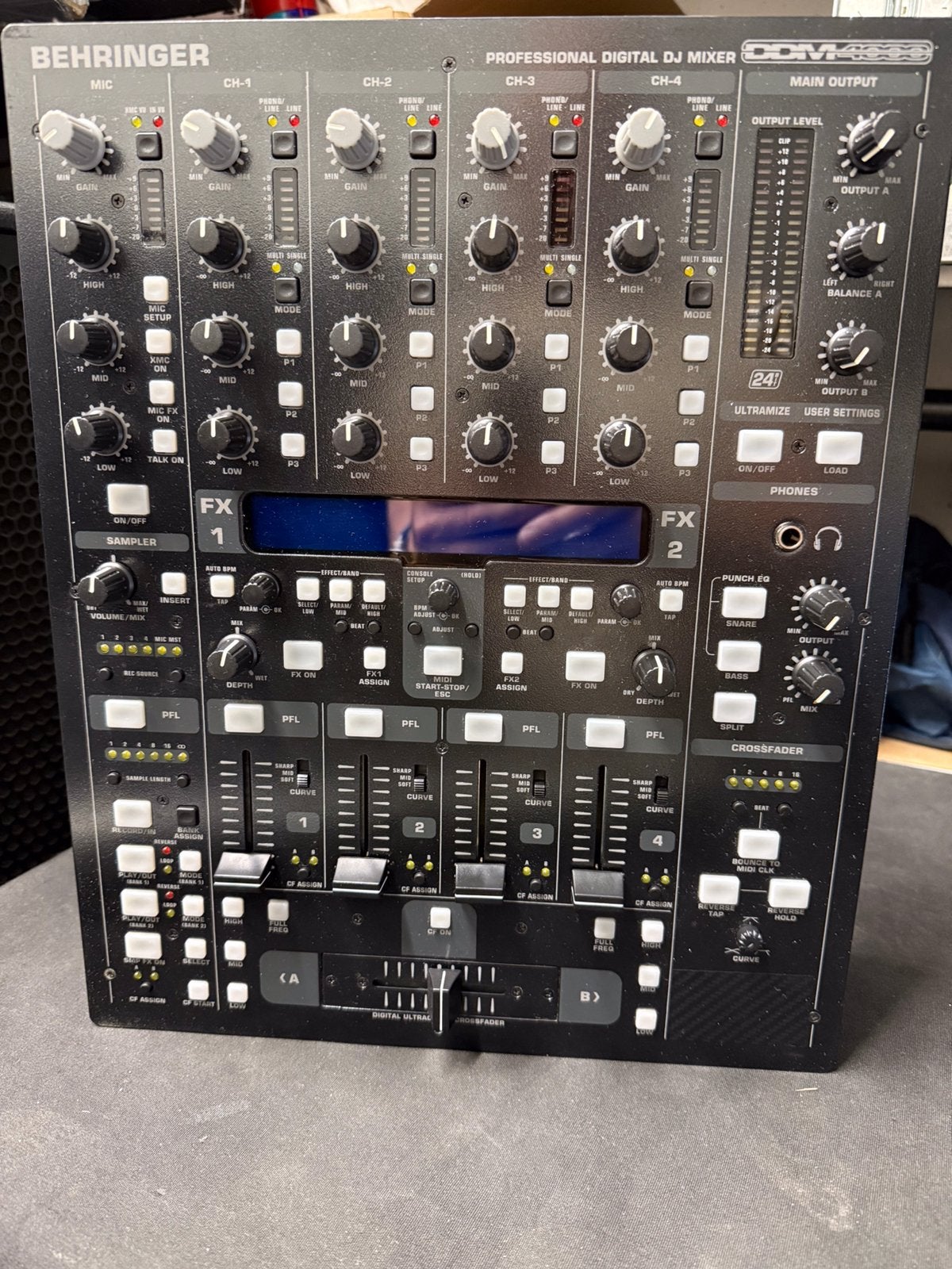 Behringer DDM 4000 digitale mixer, Ophalen, Zo goed als nieuw, 20 kanalen of meer