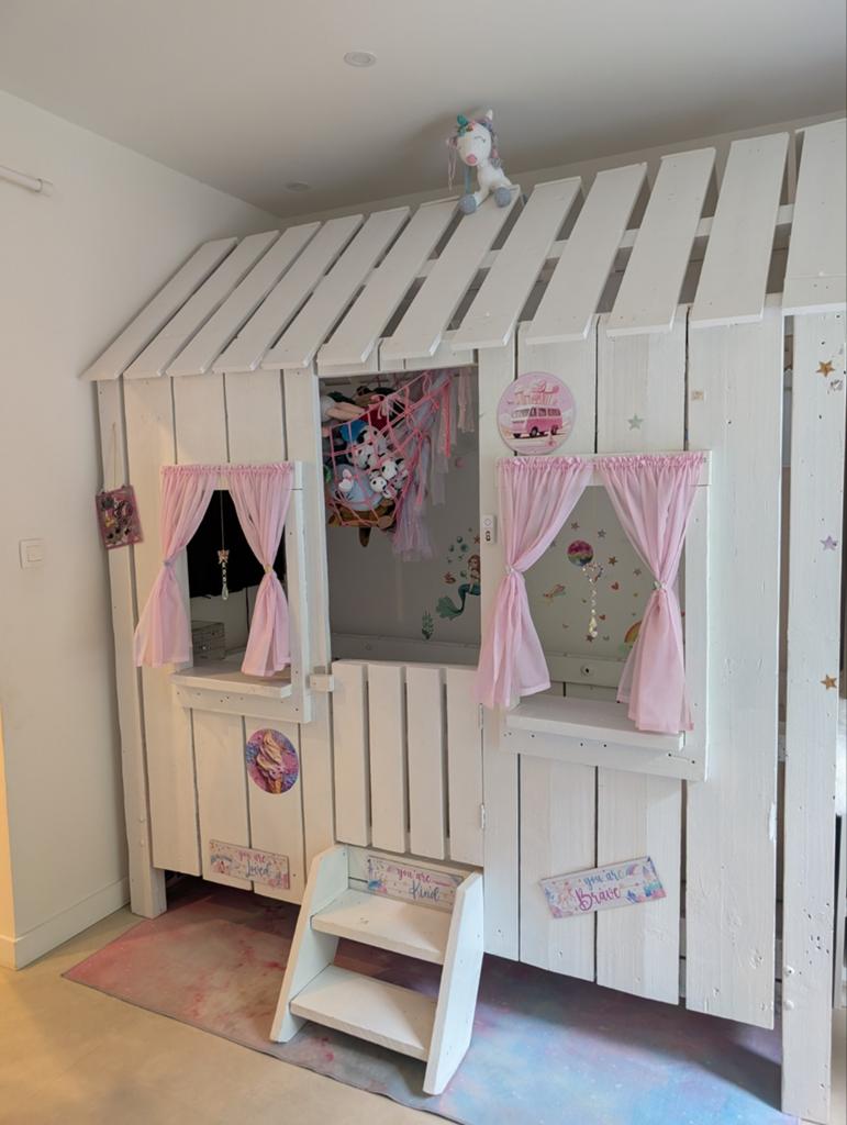 Uniek huisjesbed voor kinderen - Wit houten bed, Ophalen, 85 tot 100 cm, Zo goed als nieuw, Lattenbodem