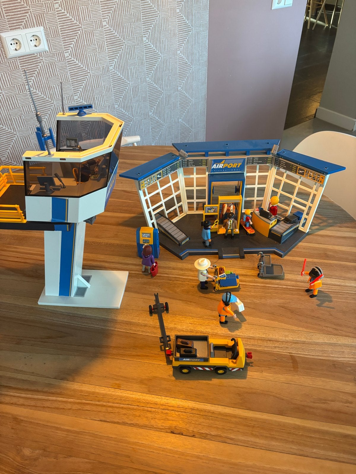 Playmobil Airport met verkeerstoren en figuren, Ophalen of Verzenden, Zo goed als nieuw