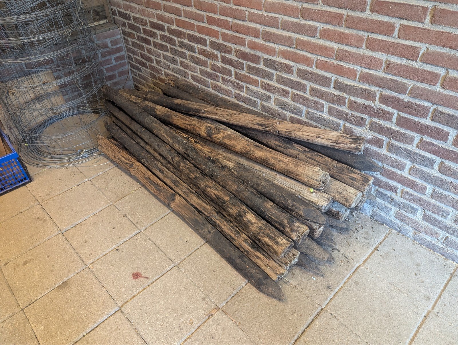 Ongeveer 15 gecreosoteerde weipalen, 1,30 meter lang, Ophalen, Gebruikt, Minder dan 180 cm, Palen