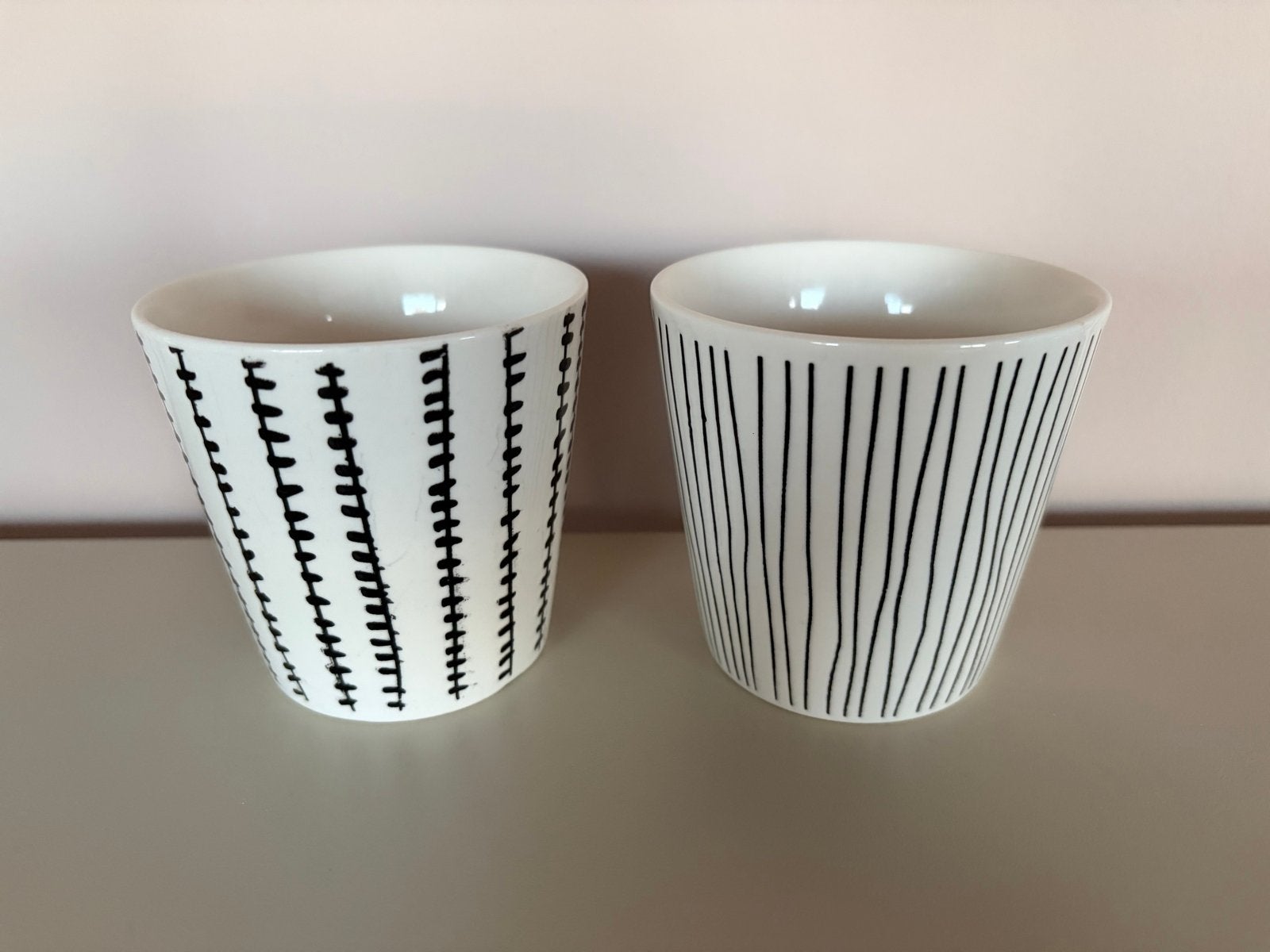 Gusta mokken set van 2, zwart-wit gestreept, Gebruikt, Overige merken, Keramiek, Modern