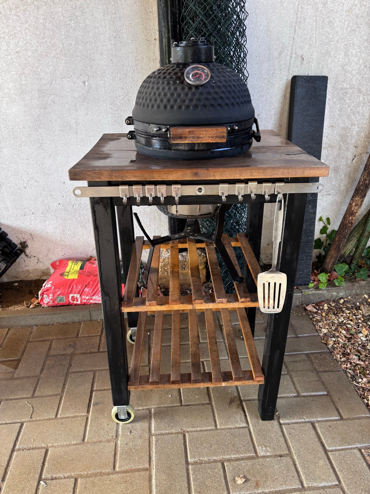 Kamado BBQ met onderstel en pizzasteen, Ophalen of Verzenden, Gebruikt