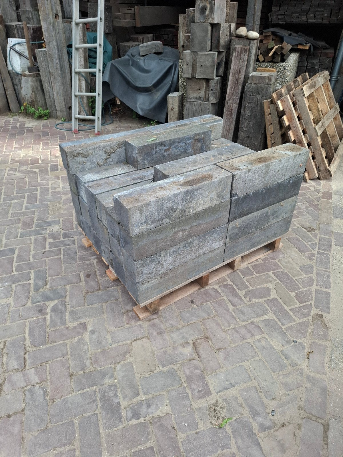 42 stuks stapelblok antraciet 60x15x15, gebruikt, Ophalen of Verzenden, Beton, Terrastegels