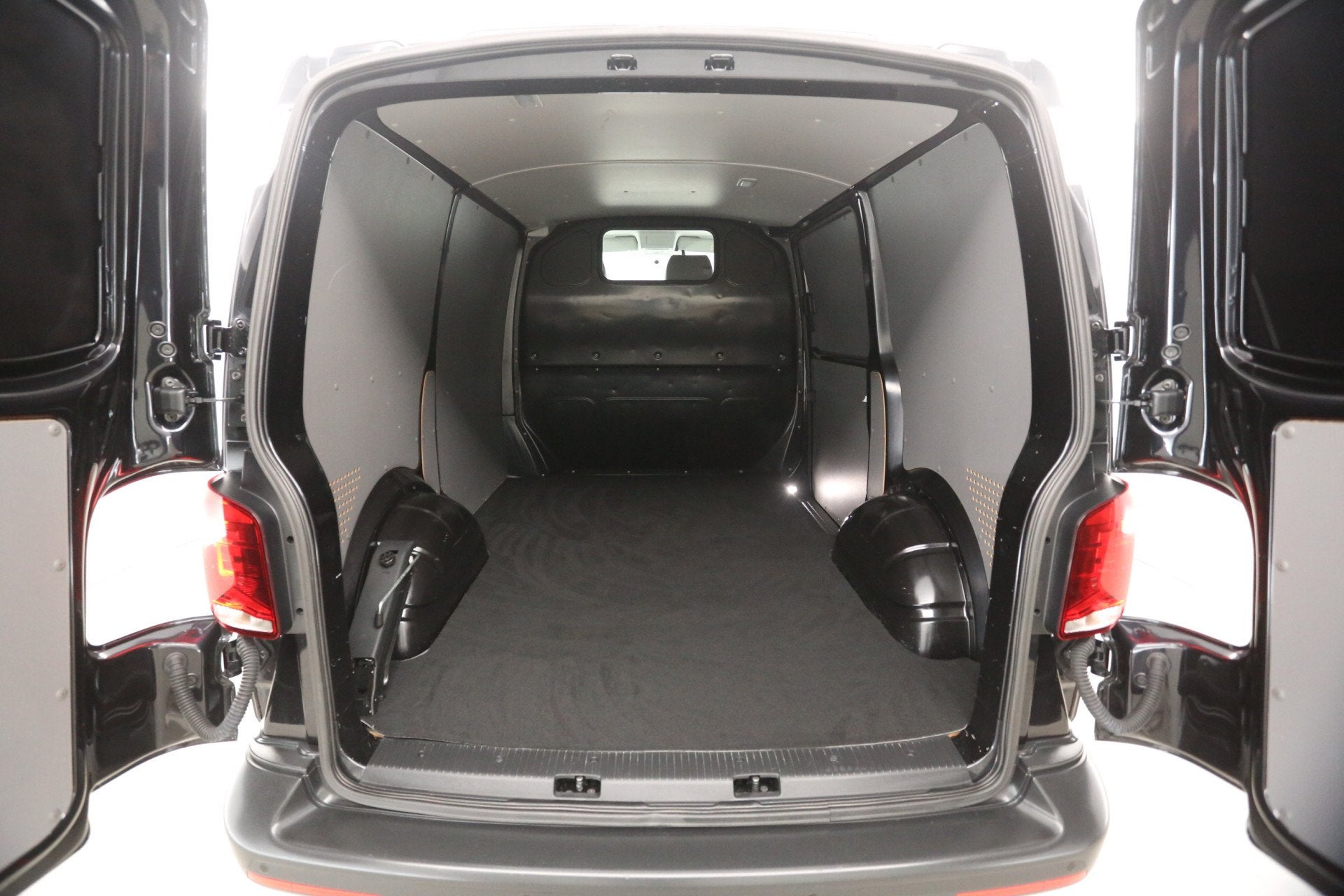 Volkswagen Transporter 2.0 TDI T6.1 L1H1 140PK | Airco | 3 Z, Gebruikt, Volkswagen, Zwart, 14 km/l