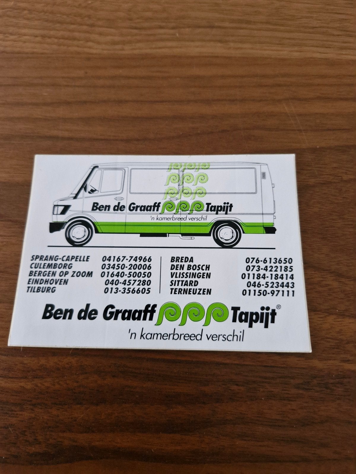 638 Ben de Graaff Tapijt Sticker - 'n Kamerbreed Verschil, Ophalen of Verzenden, Nieuw, Bedrijf of Vereniging