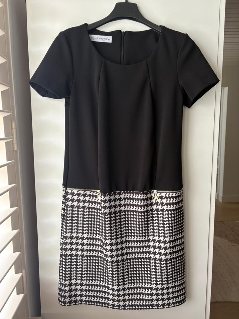 Vlotte Rinascimento jurk met Pied-de-Poule Print, Kleding | Dames, Jurken, Zwart, Ophalen of Verzenden, Zo goed als nieuw, Maat 36 (S)