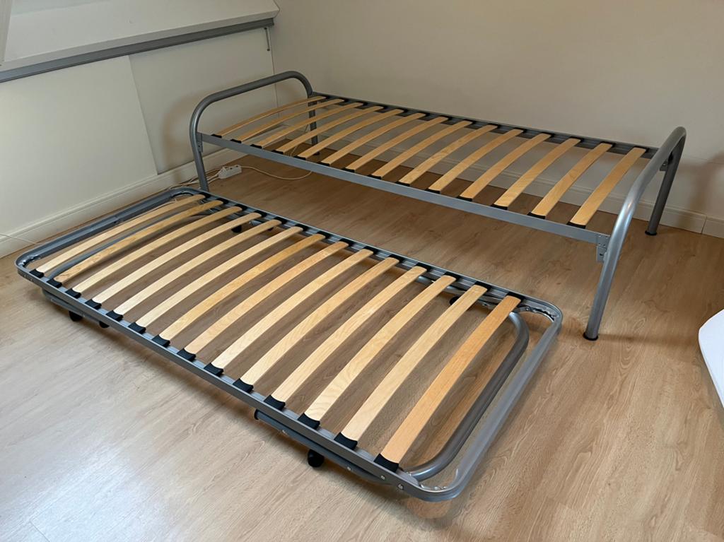Onderschuif bed 90 x 200 cm twee stuks totaal, Ophalen, 90 cm, Eenpersoons, Zo goed als nieuw