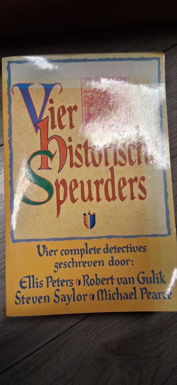 Vier Historische Speurders - Detective Verhalen, Ophalen of Verzenden, Zo goed als nieuw, Ellis Peters, Robert van Gulik, Steven Saylor, Michael Pearce