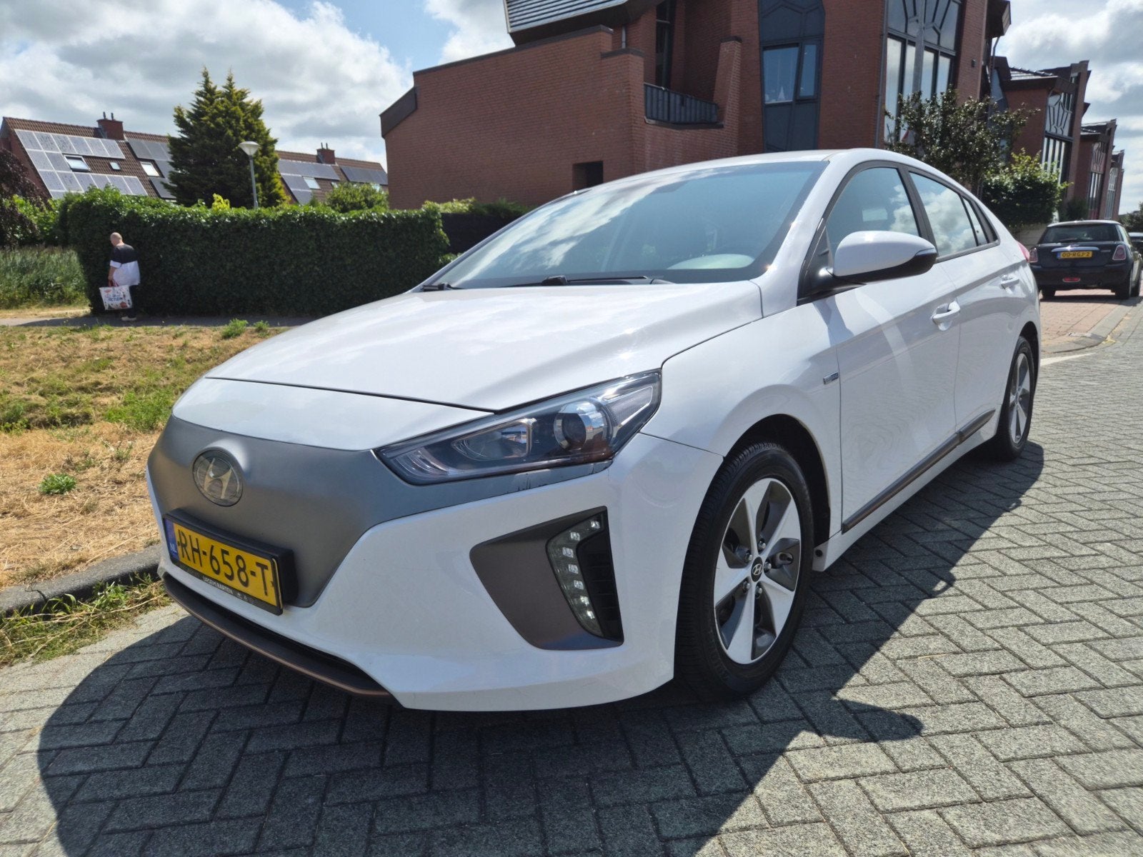 Hyundai IONIQ EV 120 pk Aut. 2018 WEINIG KM!!, Auto's, Euro 5, Stof, Zwart, Wit