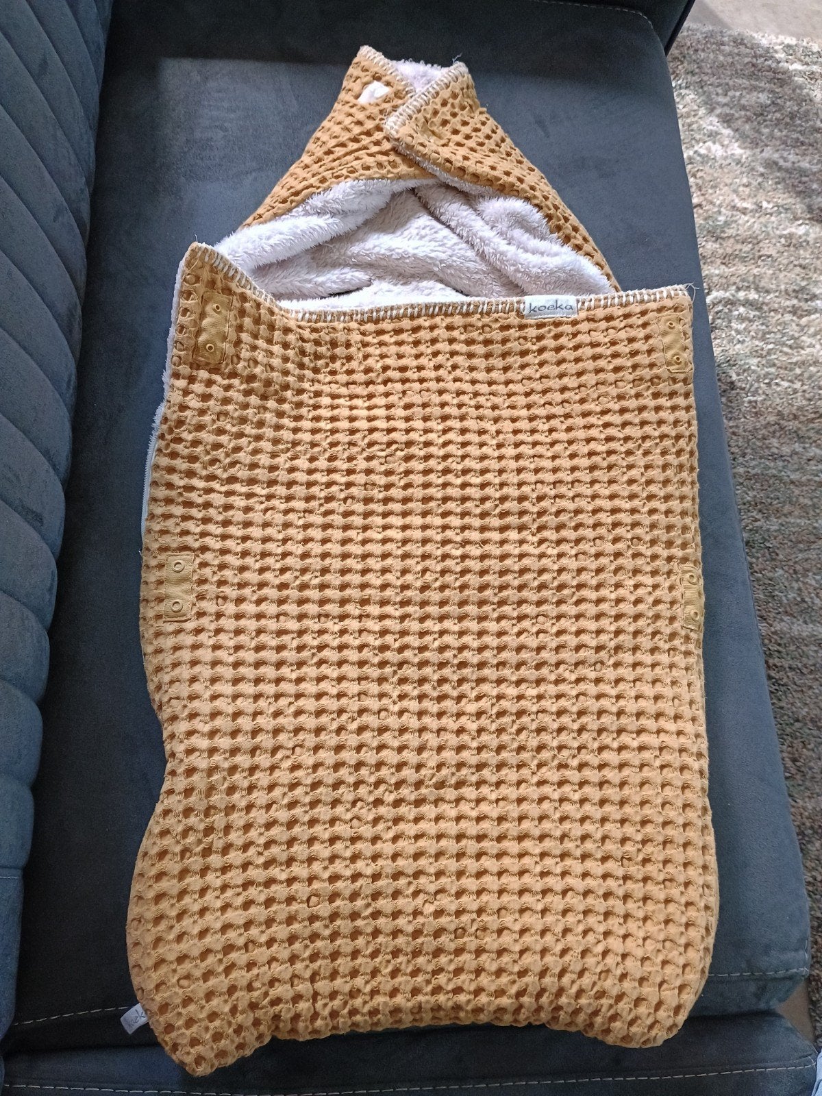 Koeka voetenzak/wikkeldeken wafelstof en teddy - okergeel, Gebruikt, Koeka, Ophalen of Verzenden, Voetenzak