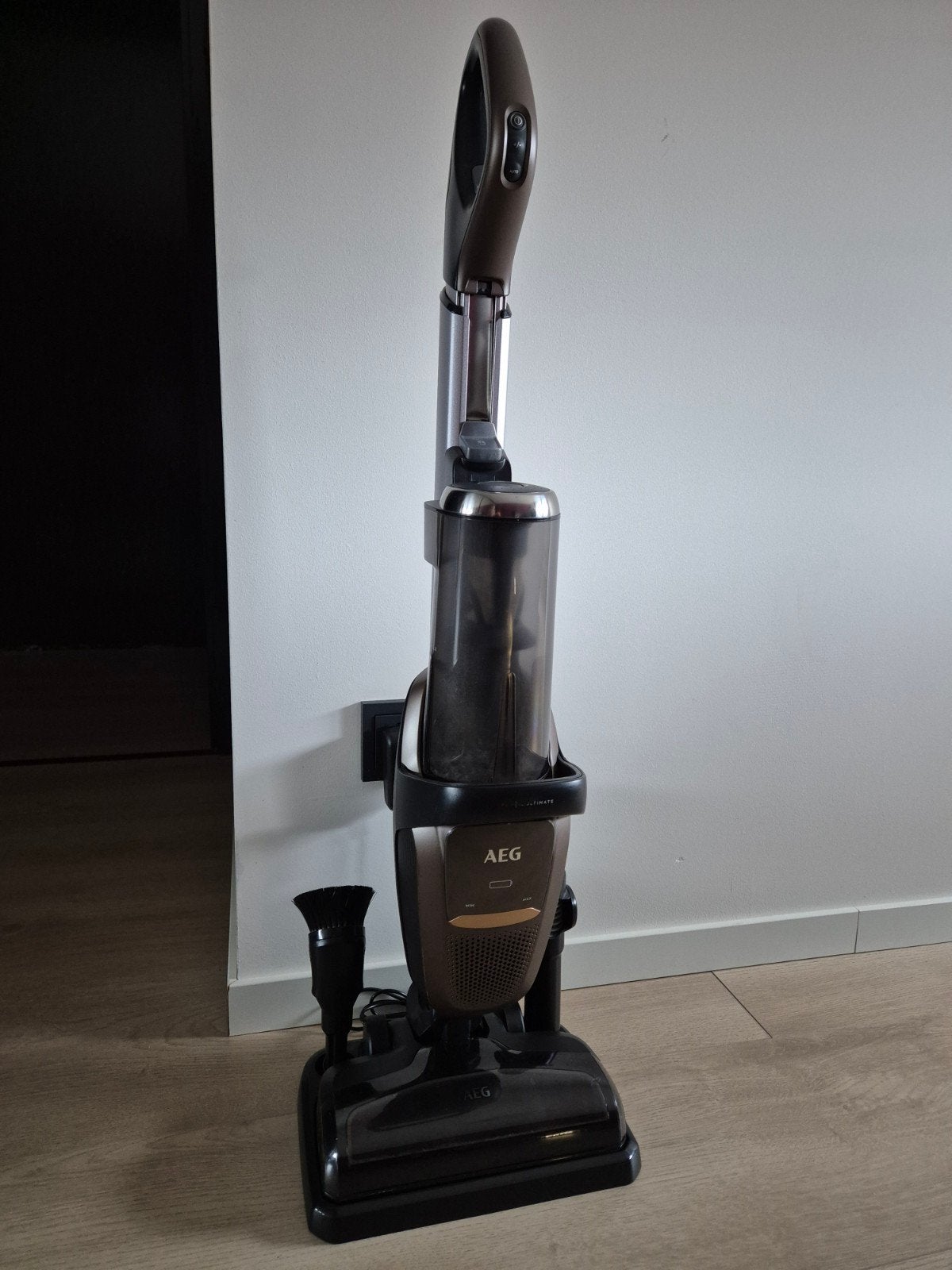AEG FX9-1-4IG, Snoerloze steelstofzuiger in zeer goede s, Gebruikt, Geschikt voor tapijt, Ophalen of Verzenden, Reservoir