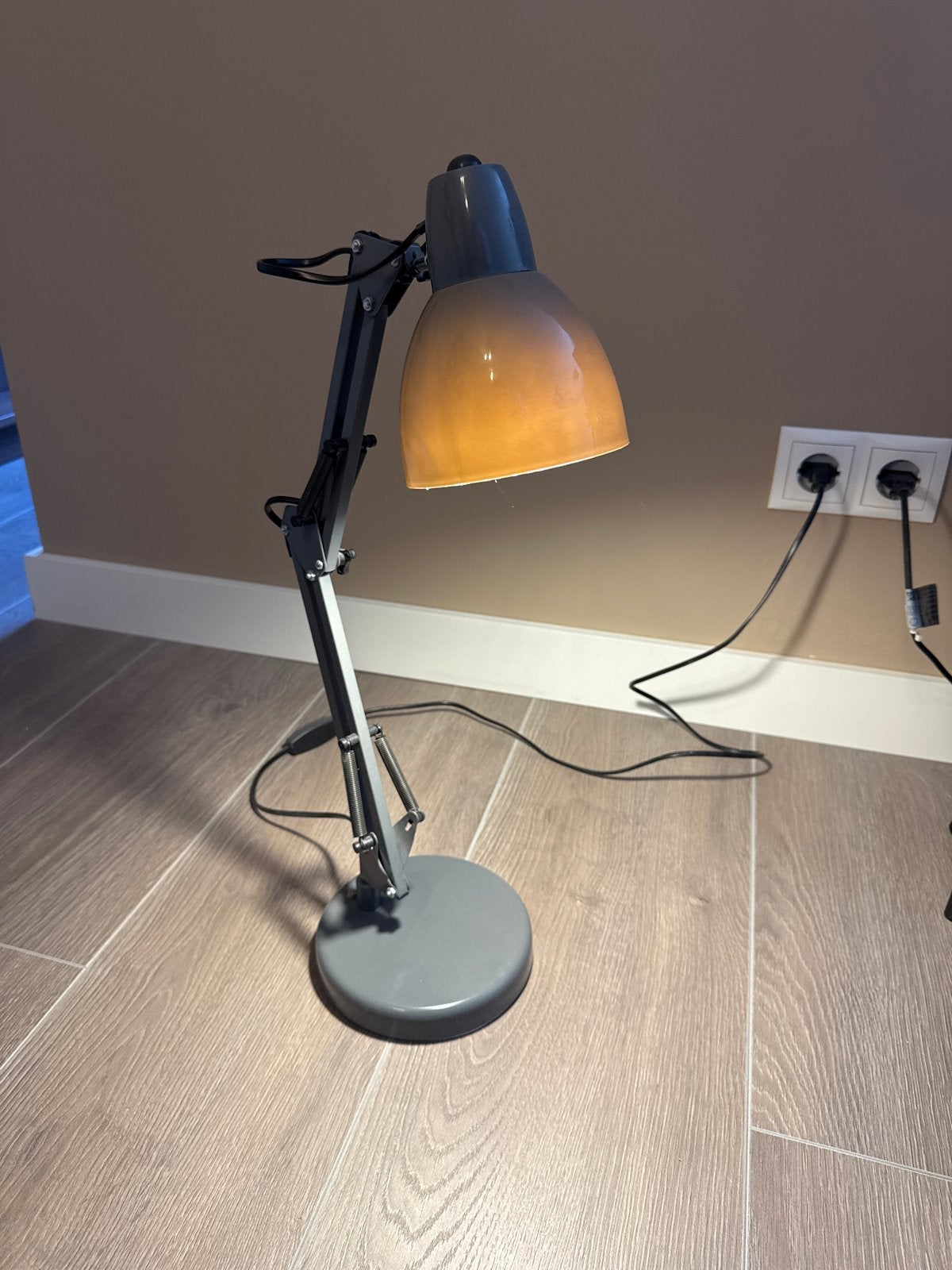 Verstelbare grijze bureaulamp met lampbol, Huis en Inrichting, Bureaulamp, Gebruikt, E14 (klein), Ophalen of Verzenden
