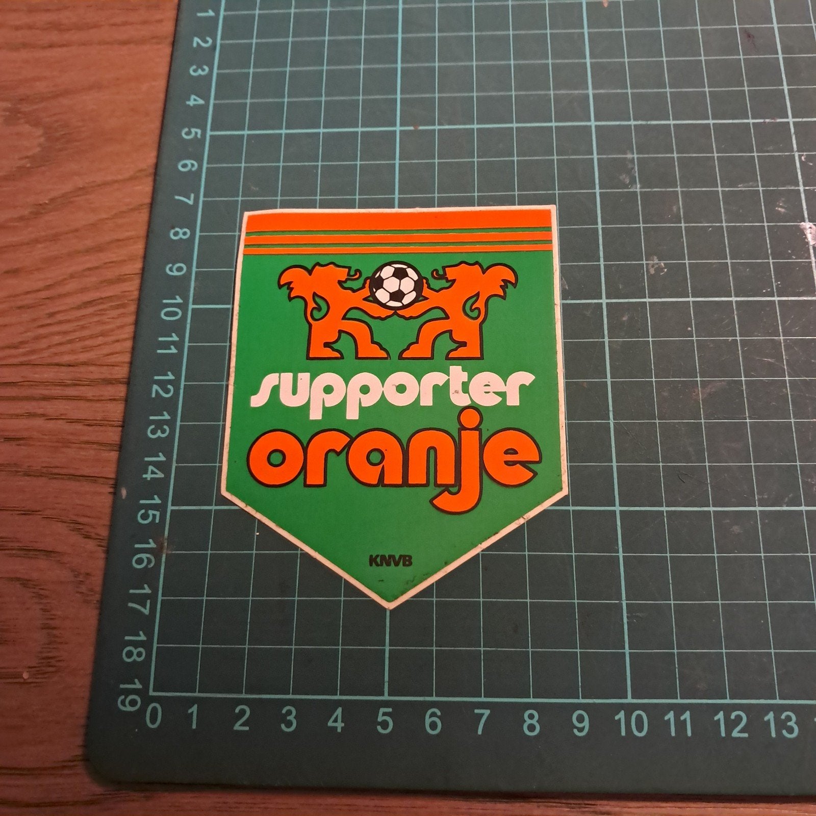 Vintage KNVB Supporter Oranje Sticker Jaren '80, Ophalen of Verzenden, Gebruikt, Sport