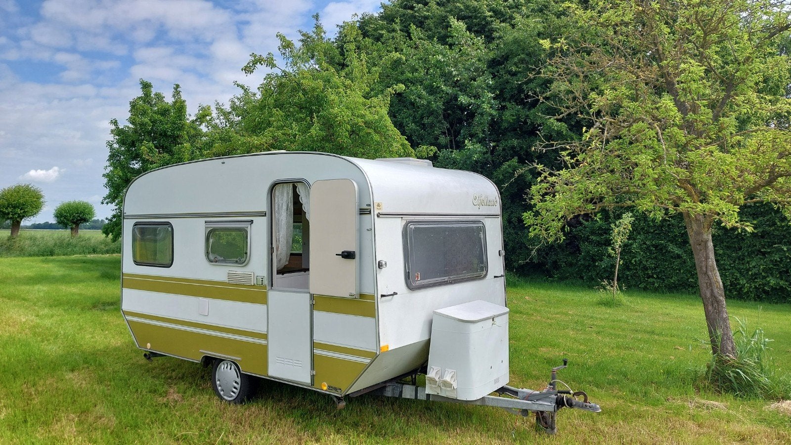 Prachtige gepimpte retro vintage oldtimer caravan Eifelland, Duitsland, Openslaande ramen, Knaus, Bedrijf