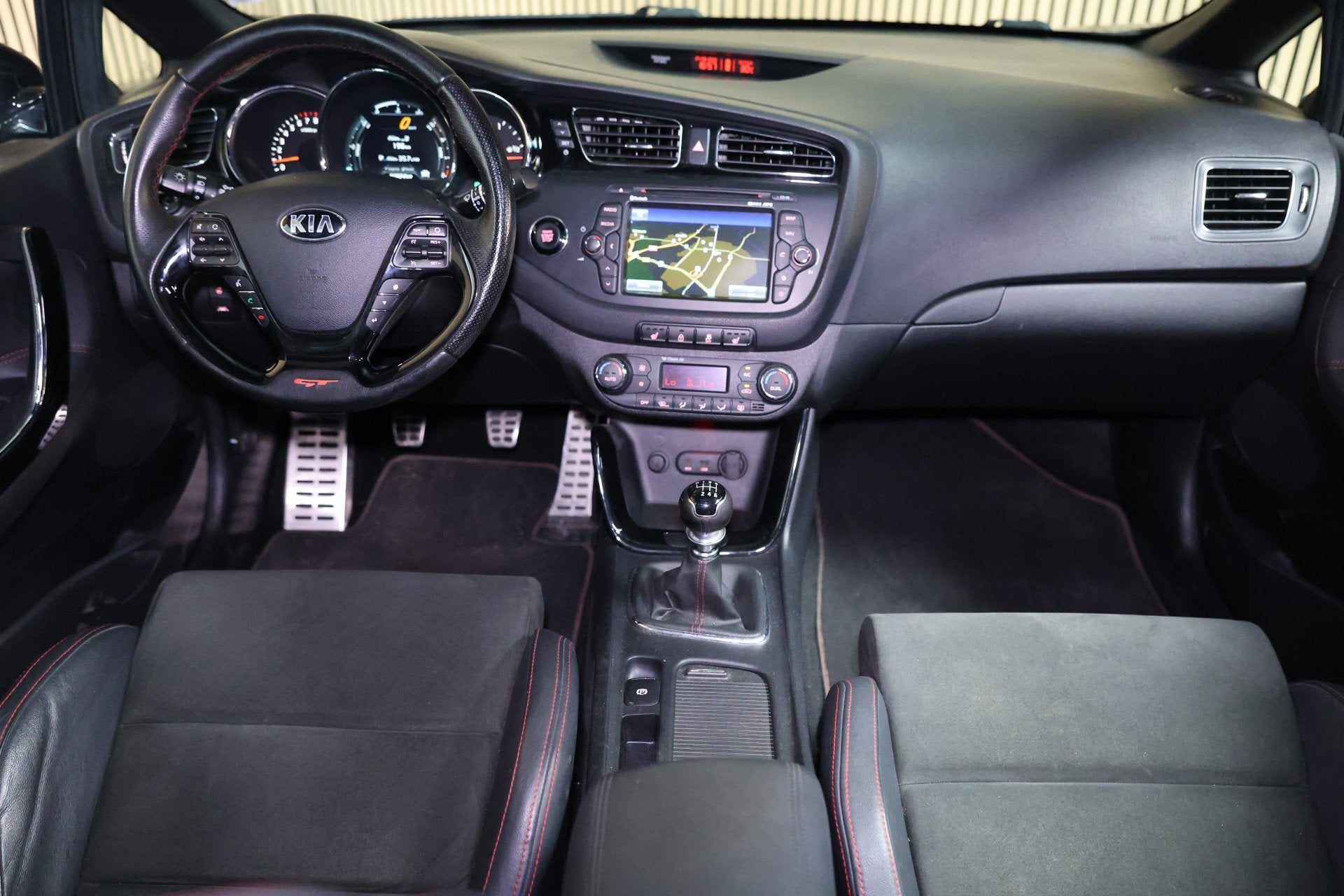 Kia cee'd 1.6 GT PANO NAVI CLIMA CRUISE PDC KEYLSS BT "14, Voorwielaandrijving, 1591 cc, 4 cilinders, Zwart