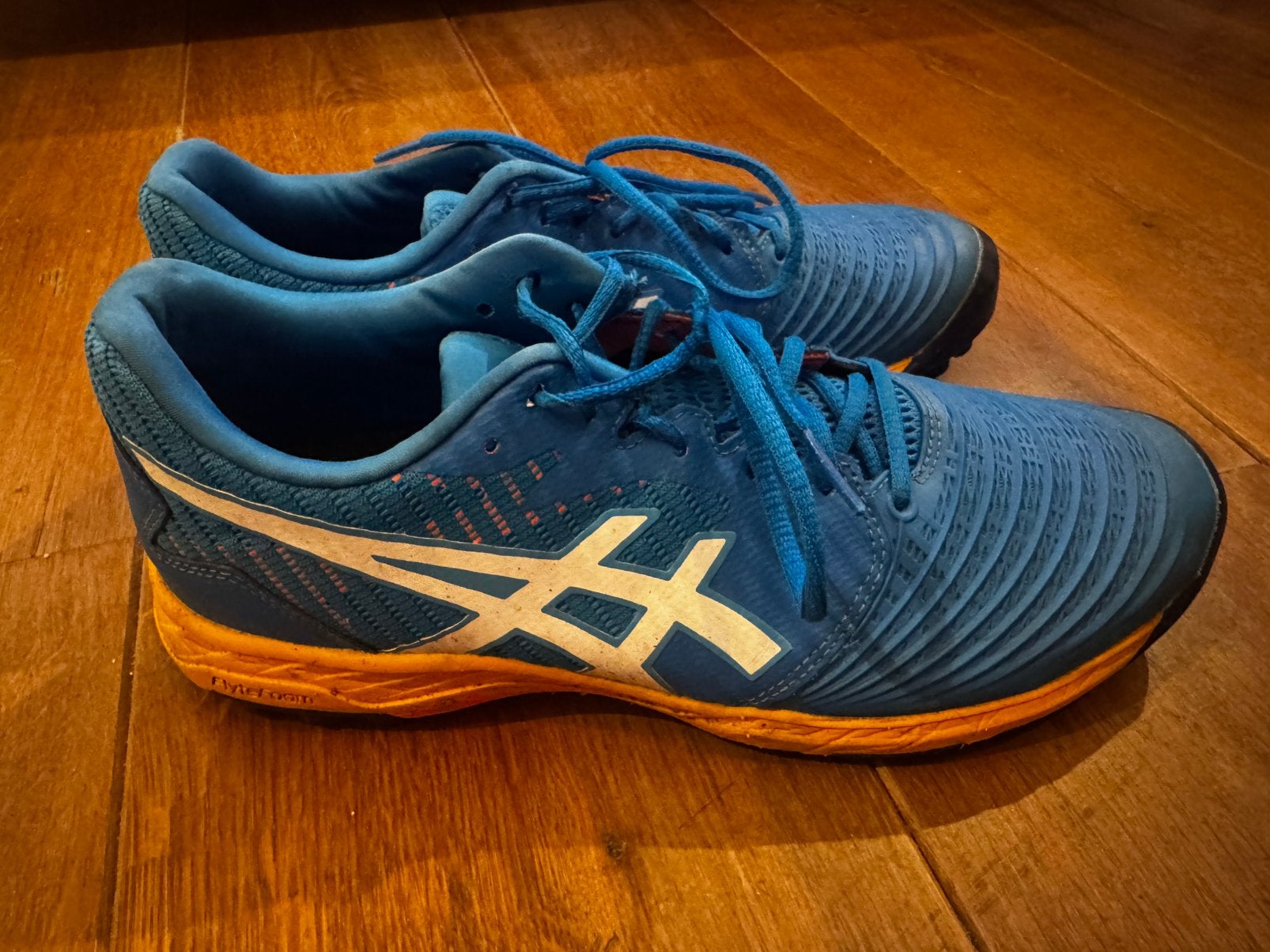 ASICS hockeyschoenen, Ophalen of Verzenden, Zo goed als nieuw, Schoenen