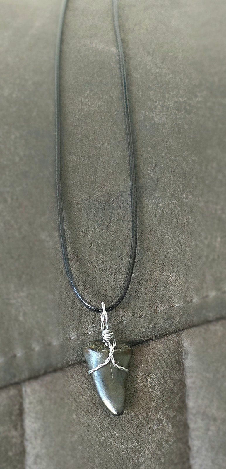 unieke handgemaakte haaientand ketting - echt fossiel, Ophalen of Verzenden, Fossiel