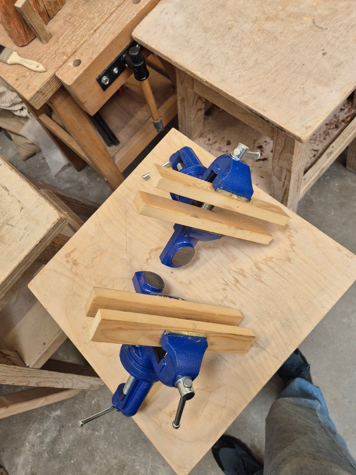 Twee bankschroeven met houten klossen, Ophalen of Verzenden