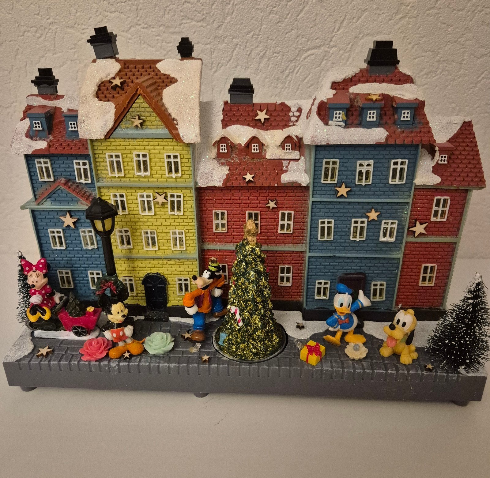 kersthuis met disney

met o.a minnie.mickey.goofy.plut, Ophalen of Verzenden, Mickey Mouse, Beeldje of Figuurtje