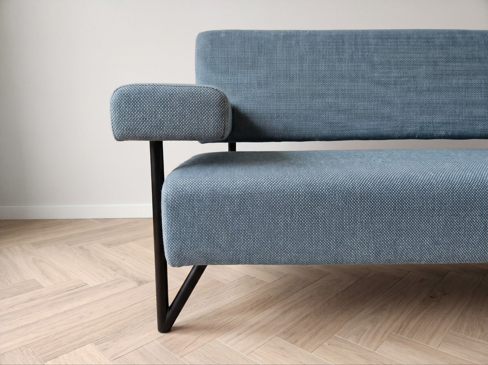 Cloak Stone | 3,5 zits | Blauw wol De Ploeg, Modern design Hans Daalder Havee dopamine, Hout, Info@andriesign.nl, 75 tot 100 cm