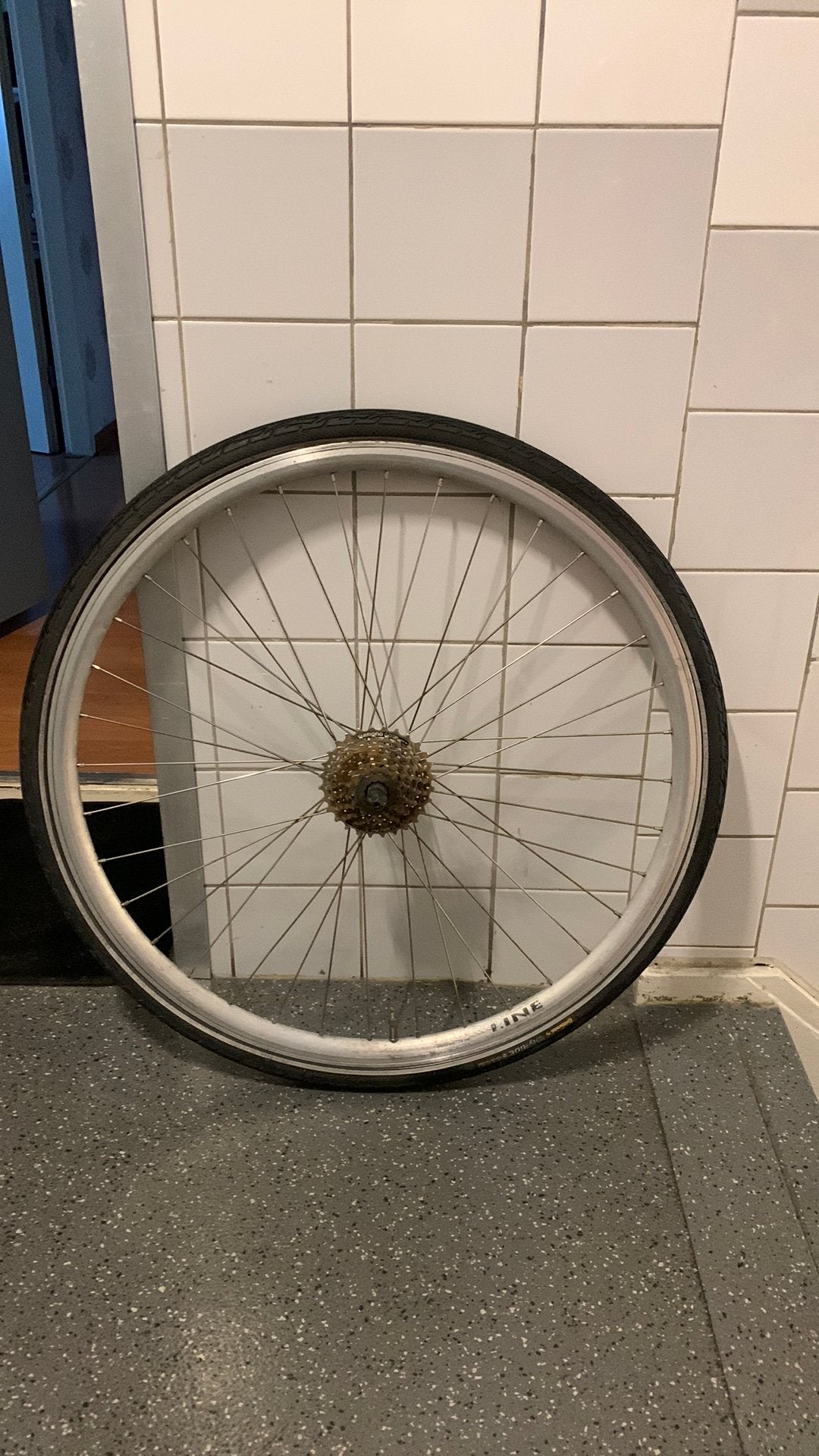 achterwiel 28 inch met Shimano 7 speed cassette, Zo goed als nieuw, Aluminium, Stadsfiets, Ophalen
