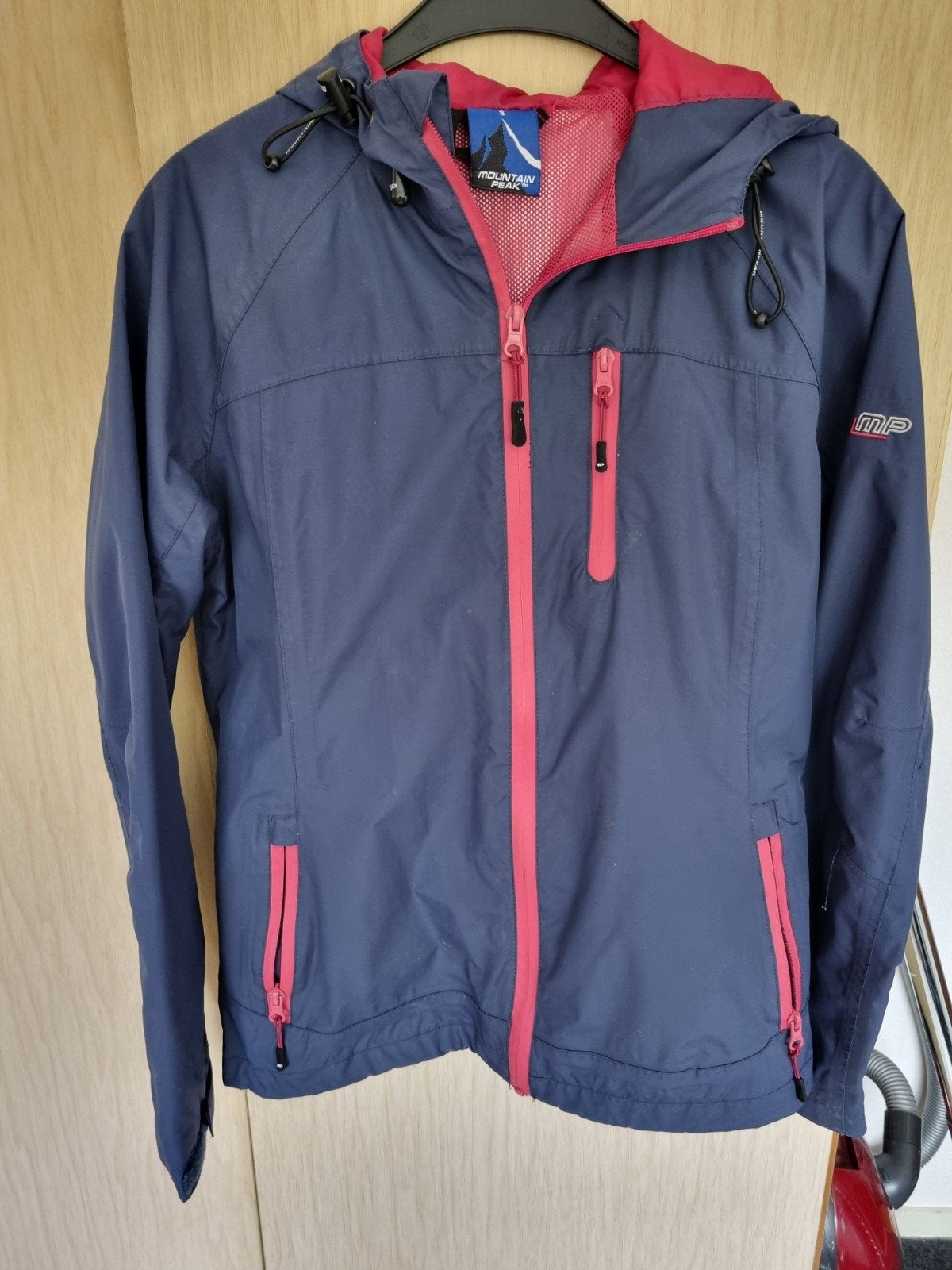 Nieuwstaat blauwe regen jas mountainpeak s 36, Kleding | Dames, Wintersportkleding, Nieuw, Ophalen of Verzenden, Jack, Maat 36 (S)