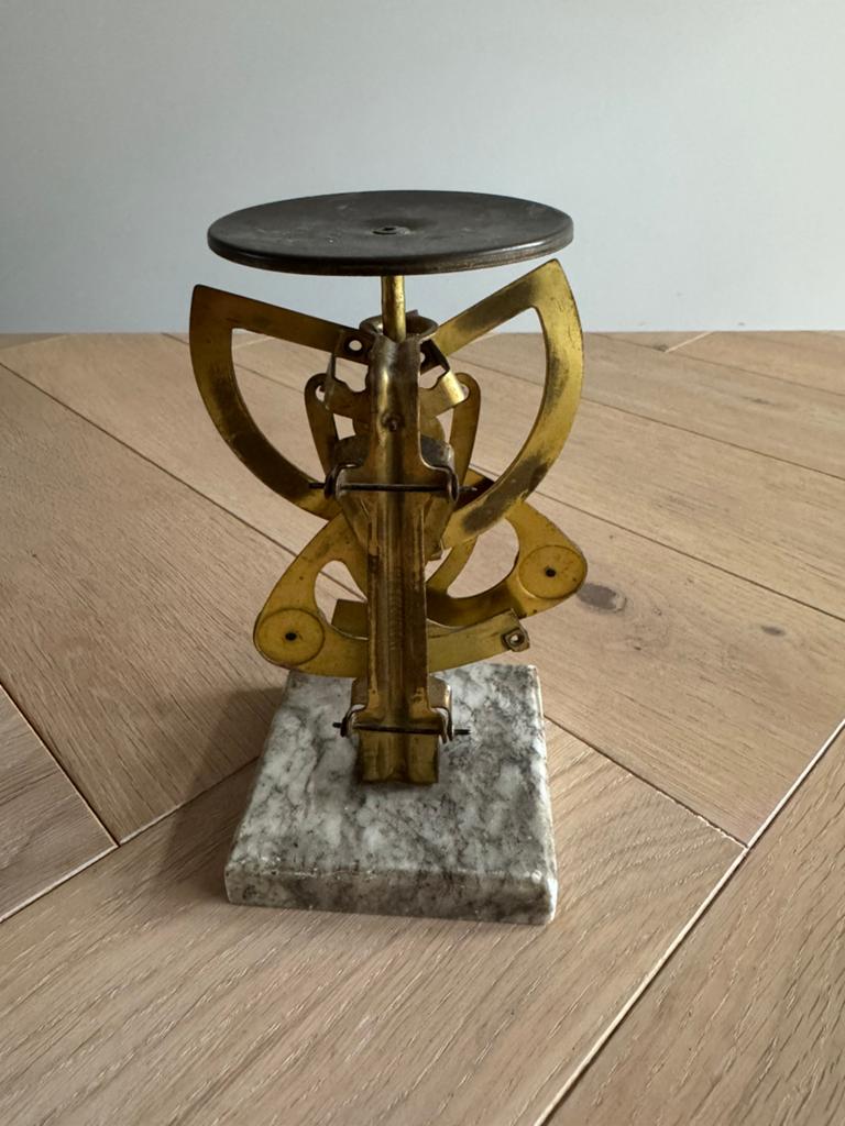 Antieke bilaterale postweegschaal op marmeren voet, Antiek en Kunst, Ophalen