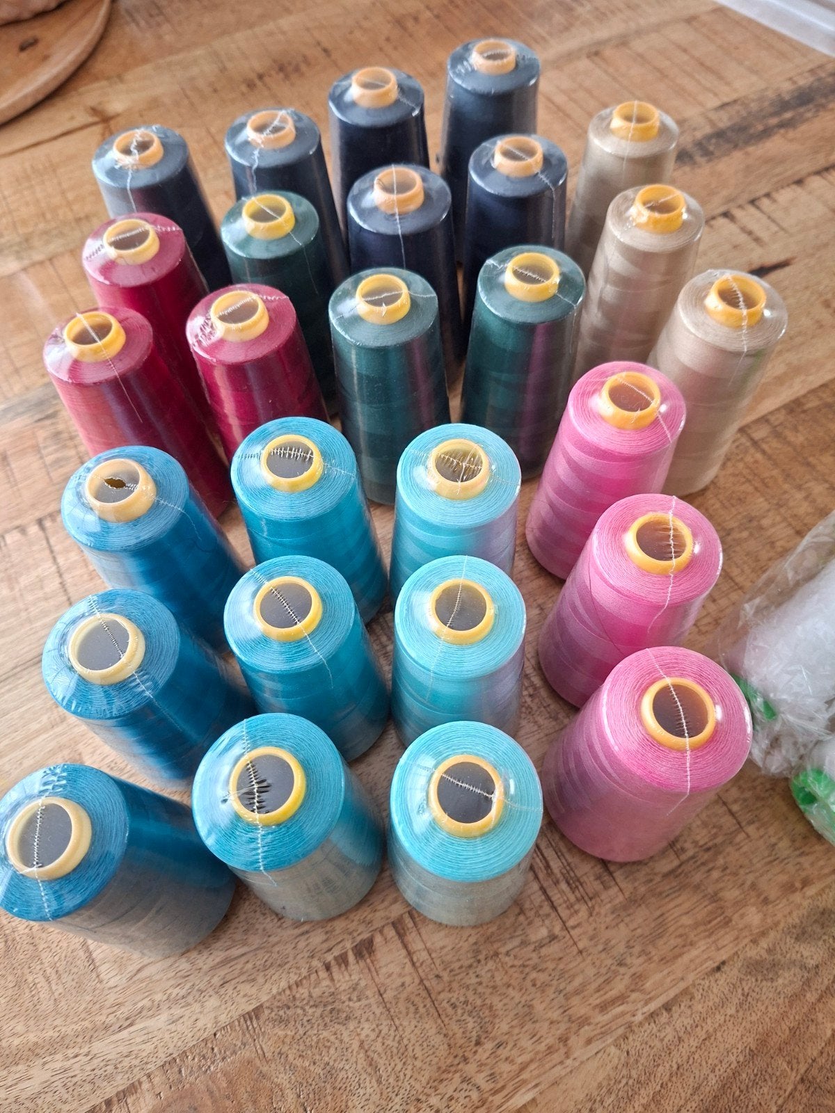 Grote partij naaigaren in diverse kleuren, Hobby en Vrije tijd, Ophalen of Verzenden, Nieuw, Garen of Naald(en)
