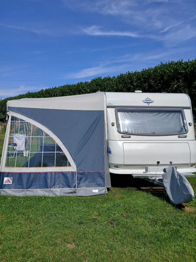 HOBBY DE LUXE 400SB (1e eigenaar!), Caravans en Kamperen, Hobby, Dwarsbed, Treinzit, 750 - 1000 kg