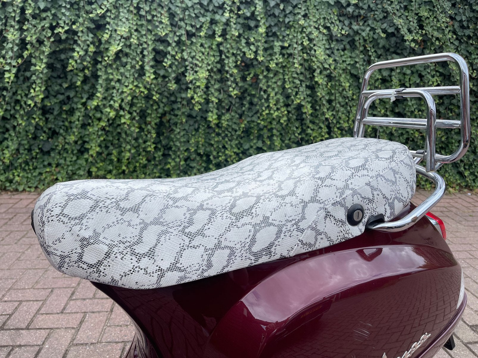 Vespa lx zadel “slangenleer” wit., Ophalen of Verzenden, Zo goed als nieuw, Zadel, Overige merken