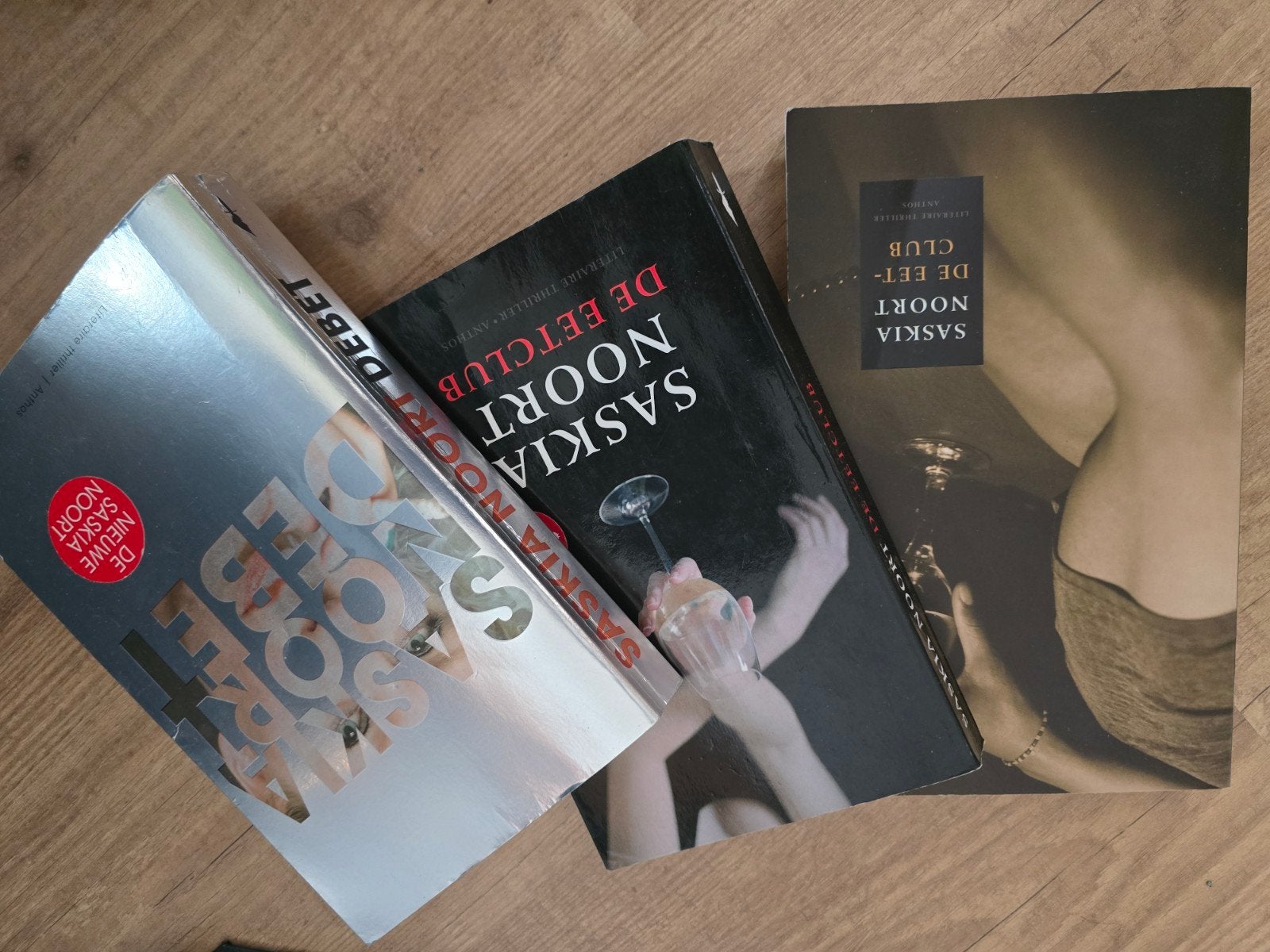 Saskia Noort Thriller Boeken: De Eetclub & Debet, Ophalen of Verzenden, Gelezen, Saskia Noort, Nederland